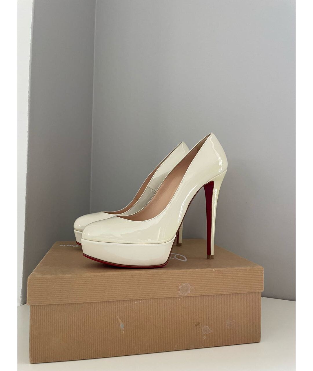 CHRISTIAN LOUBOUTIN Белые туфли из лакированной кожи, фото 6