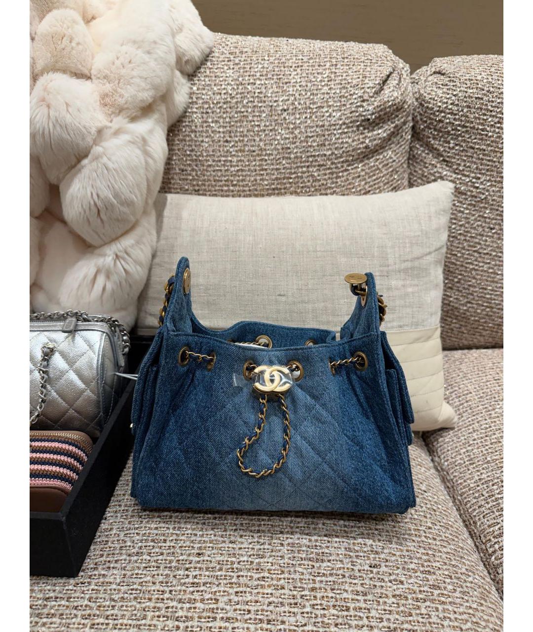 CHANEL Голубая деним сумка с короткими ручками, фото 3