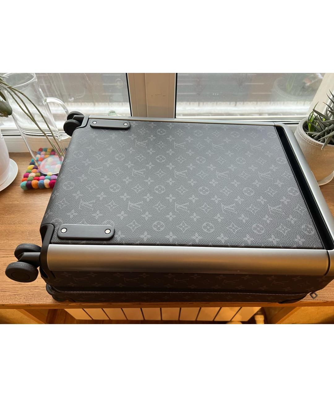 LOUIS VUITTON Антрацитовый чемодан, фото 3