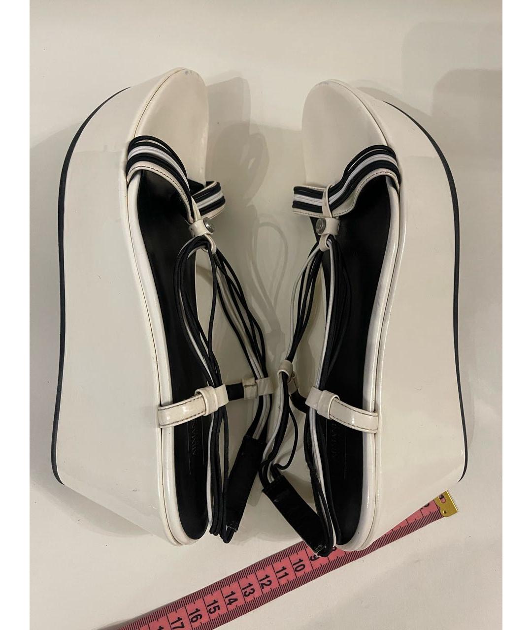 ARMANI COLLEZIONI Белые босоножки из лакированной кожи, фото 3