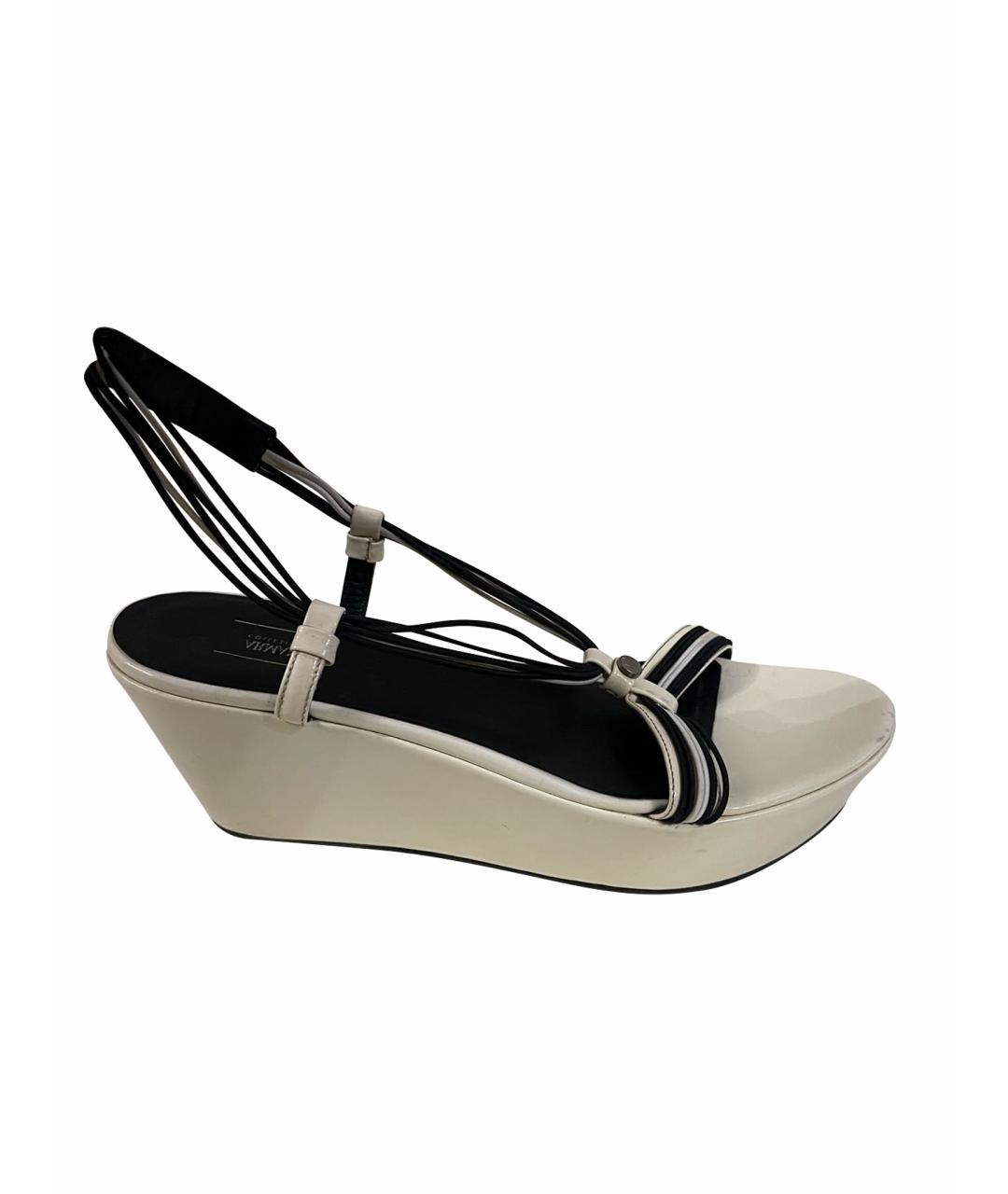 ARMANI COLLEZIONI Белые босоножки из лакированной кожи, фото 1