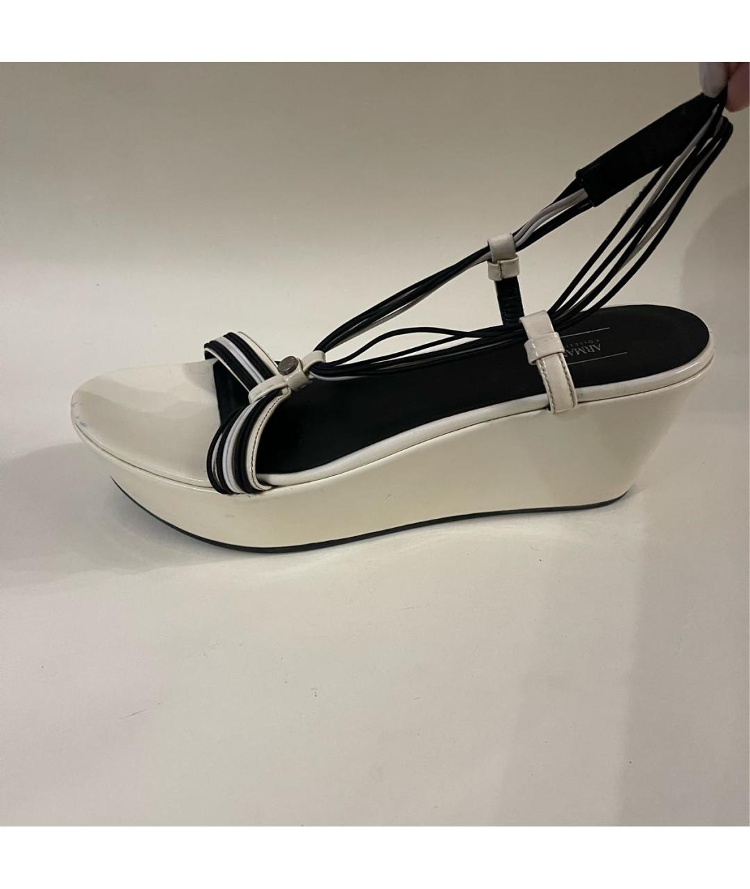 ARMANI COLLEZIONI Белые босоножки из лакированной кожи, фото 8