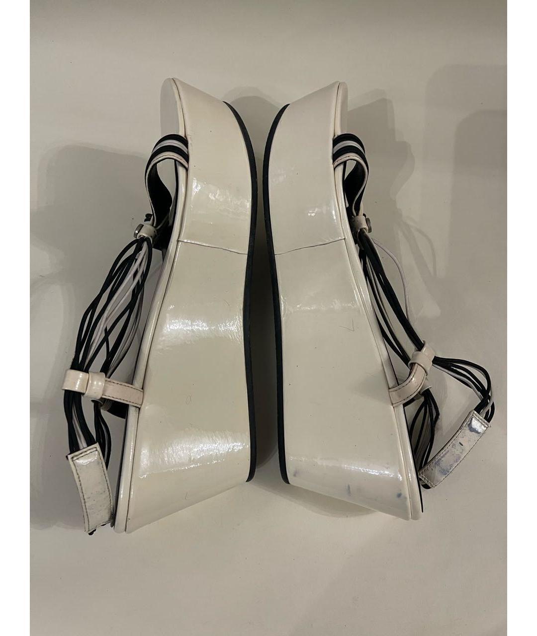 ARMANI COLLEZIONI Белые босоножки из лакированной кожи, фото 4