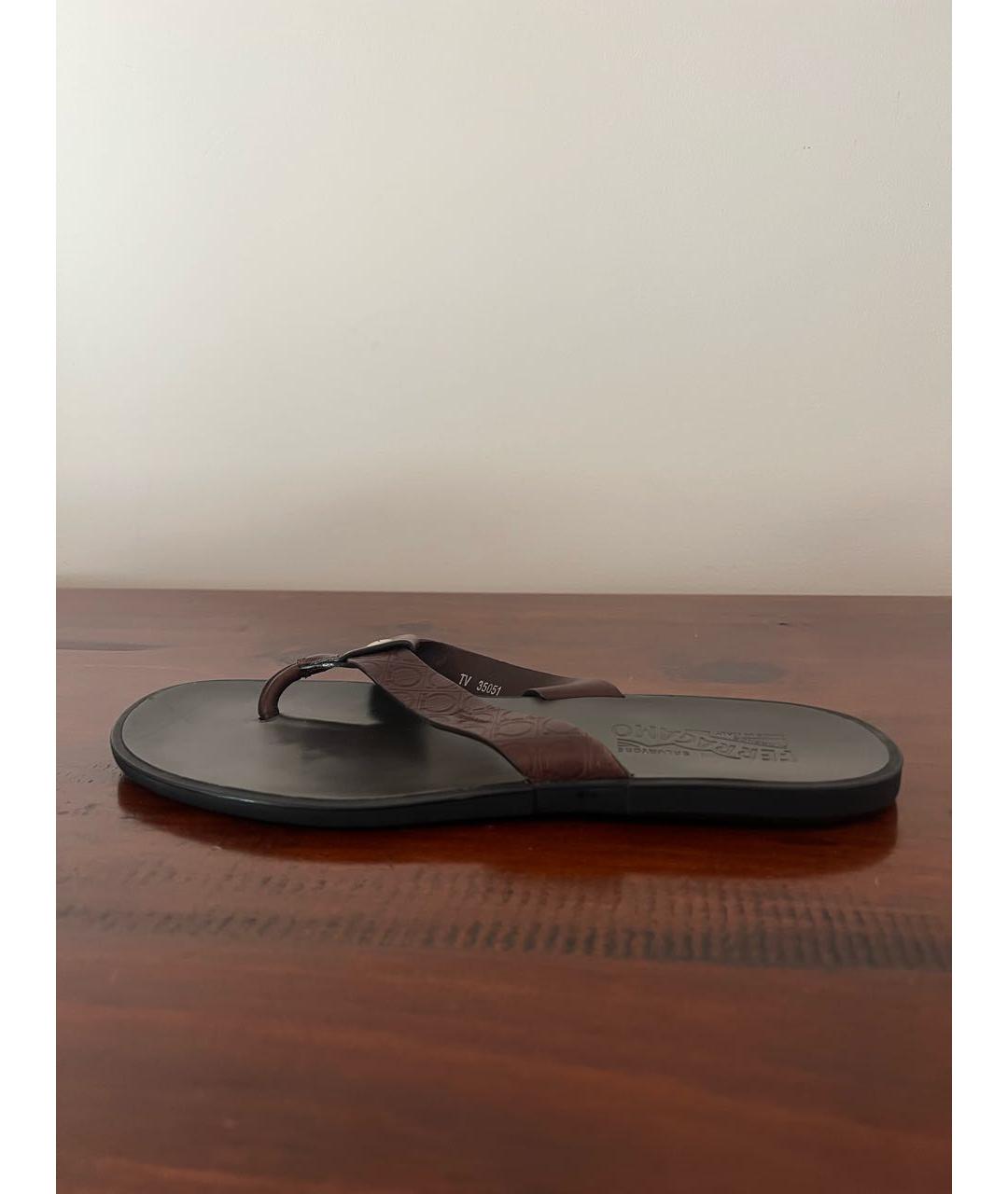 FERRAGAMO Коричневые кожаные шлепанцы, фото 6