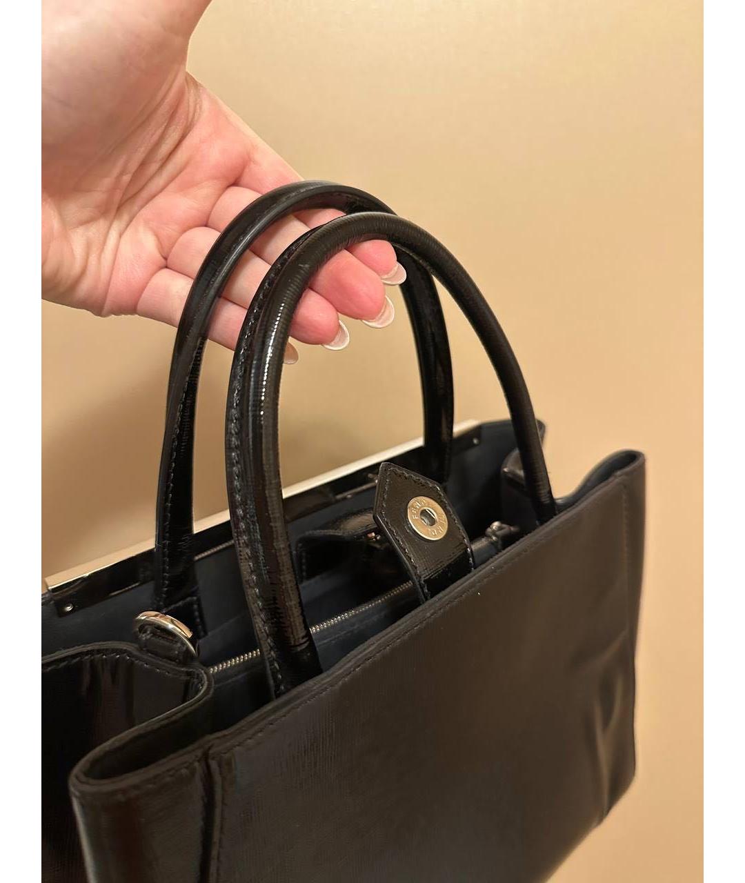 FENDI Черная сумка с короткими ручками из лакированной кожи, фото 3