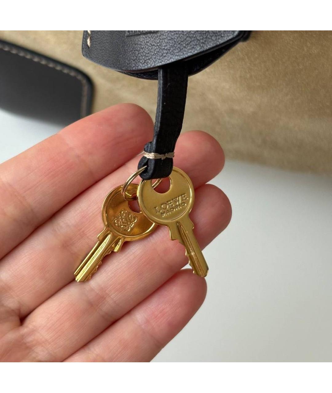 LOEWE Бежевая замшевая сумка с короткими ручками, фото 7