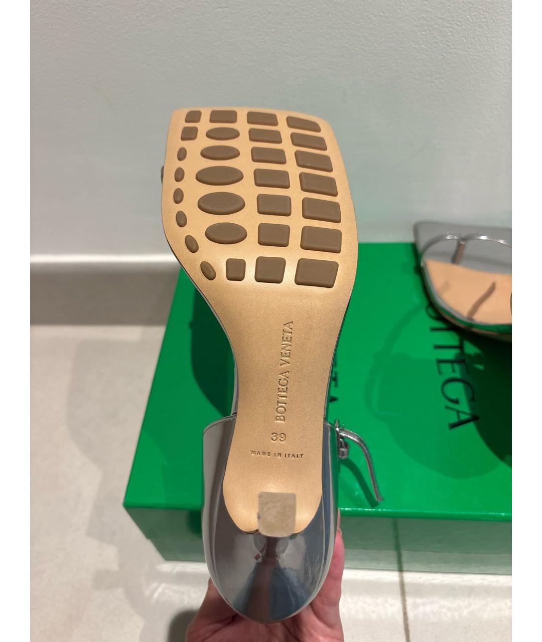 BOTTEGA VENETA Серебряные босоножки из лакированной кожи, фото 4
