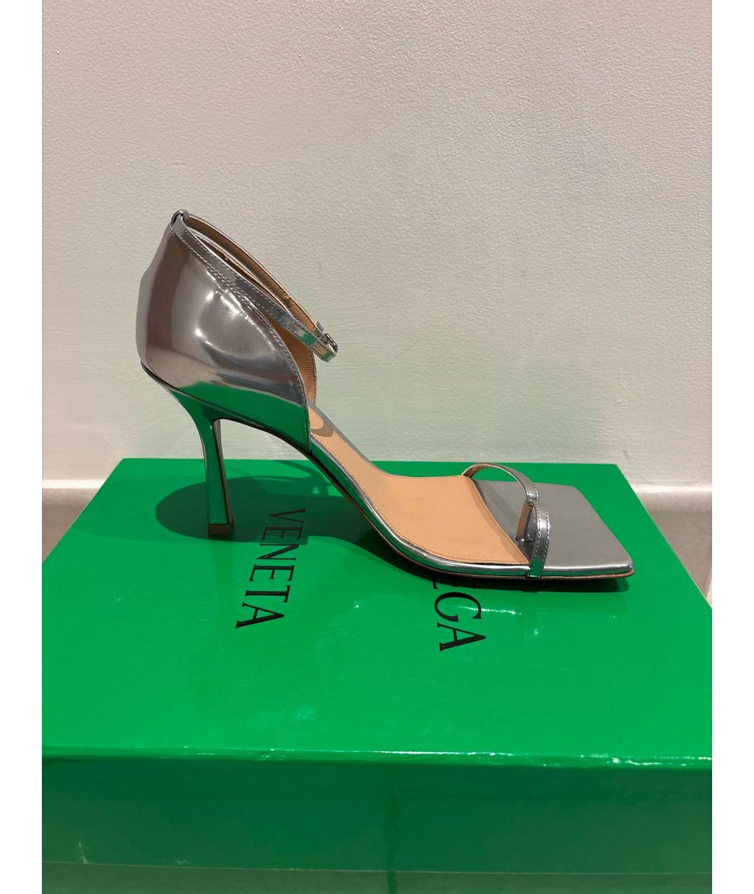 BOTTEGA VENETA Серебряные босоножки из лакированной кожи, фото 6