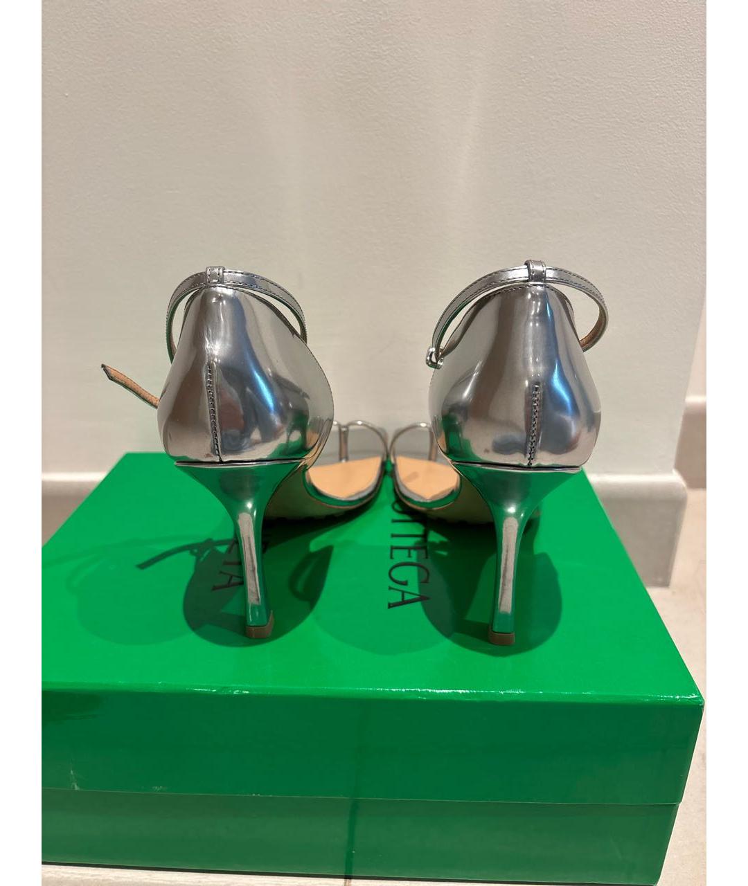 BOTTEGA VENETA Серебряные босоножки из лакированной кожи, фото 3