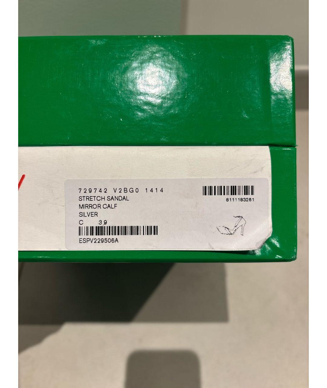 BOTTEGA VENETA Серебряные босоножки из лакированной кожи, фото 5