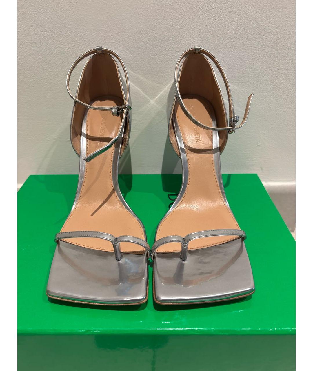 BOTTEGA VENETA Серебряные босоножки из лакированной кожи, фото 2