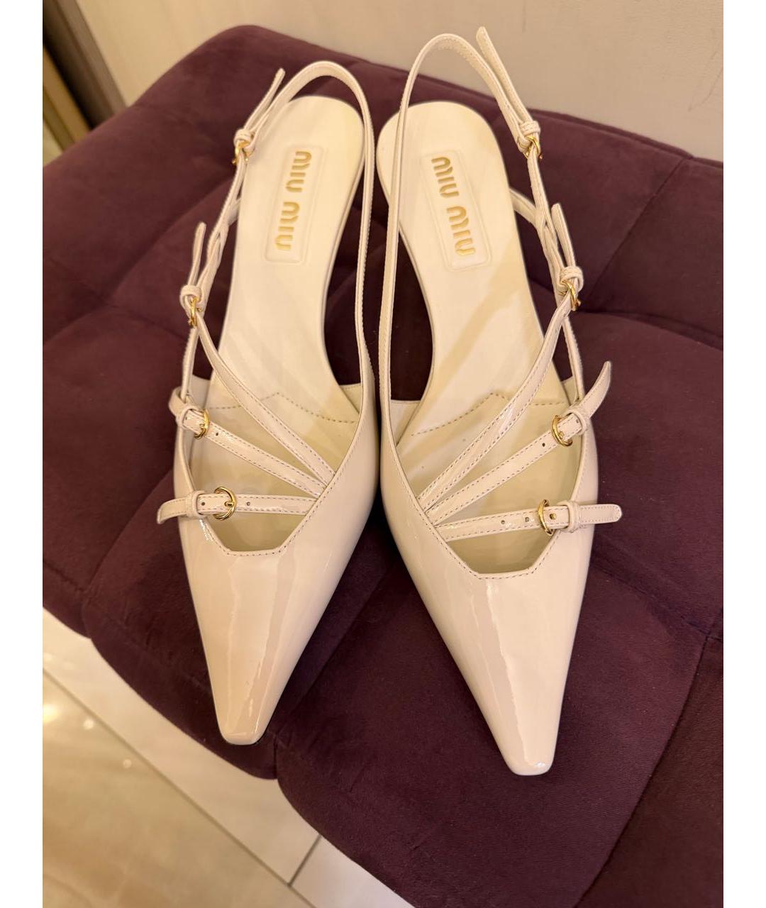 MIU MIU Бежевые лодочки на низком каблуке из лакированной кожи, фото 2