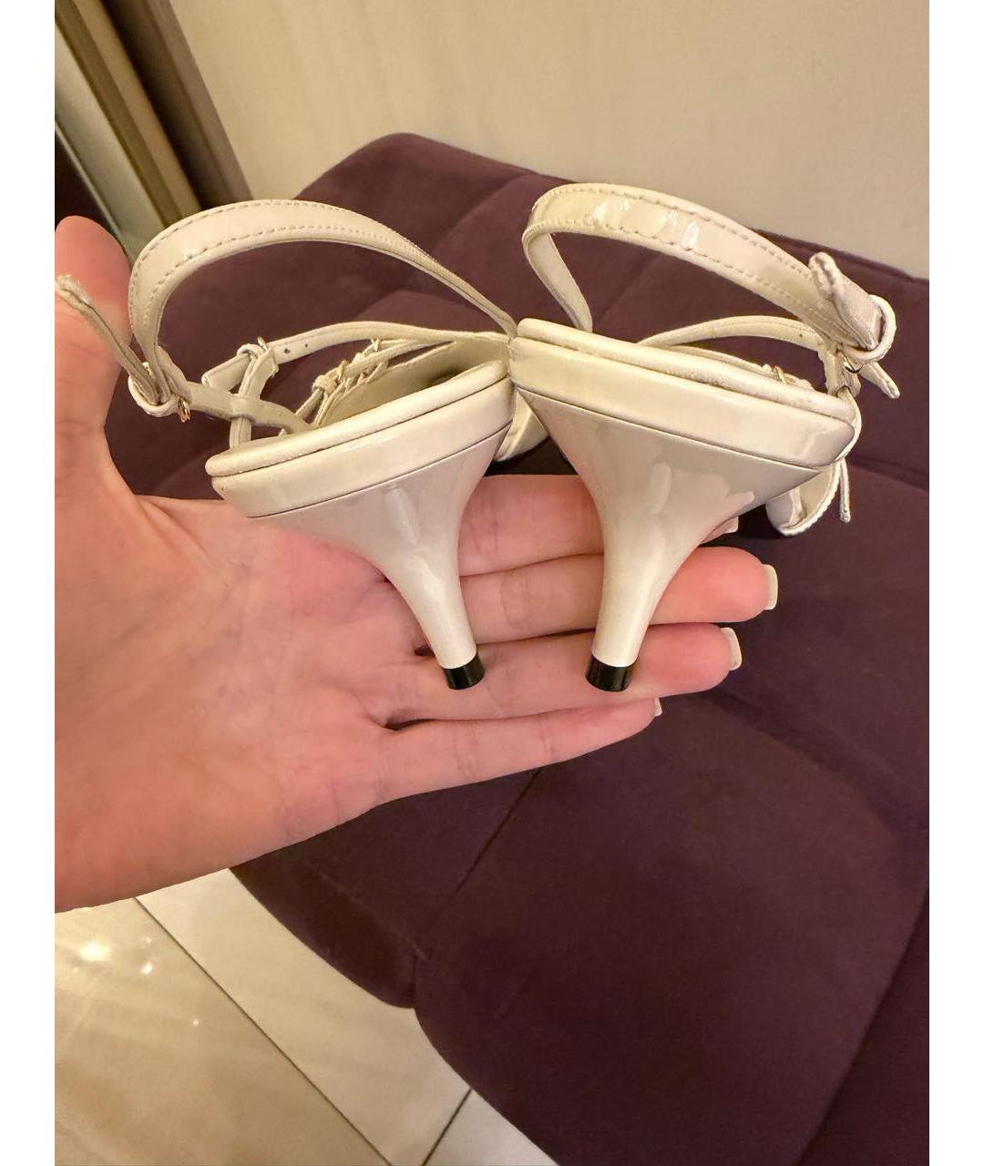 MIU MIU Бежевые лодочки на низком каблуке из лакированной кожи, фото 5