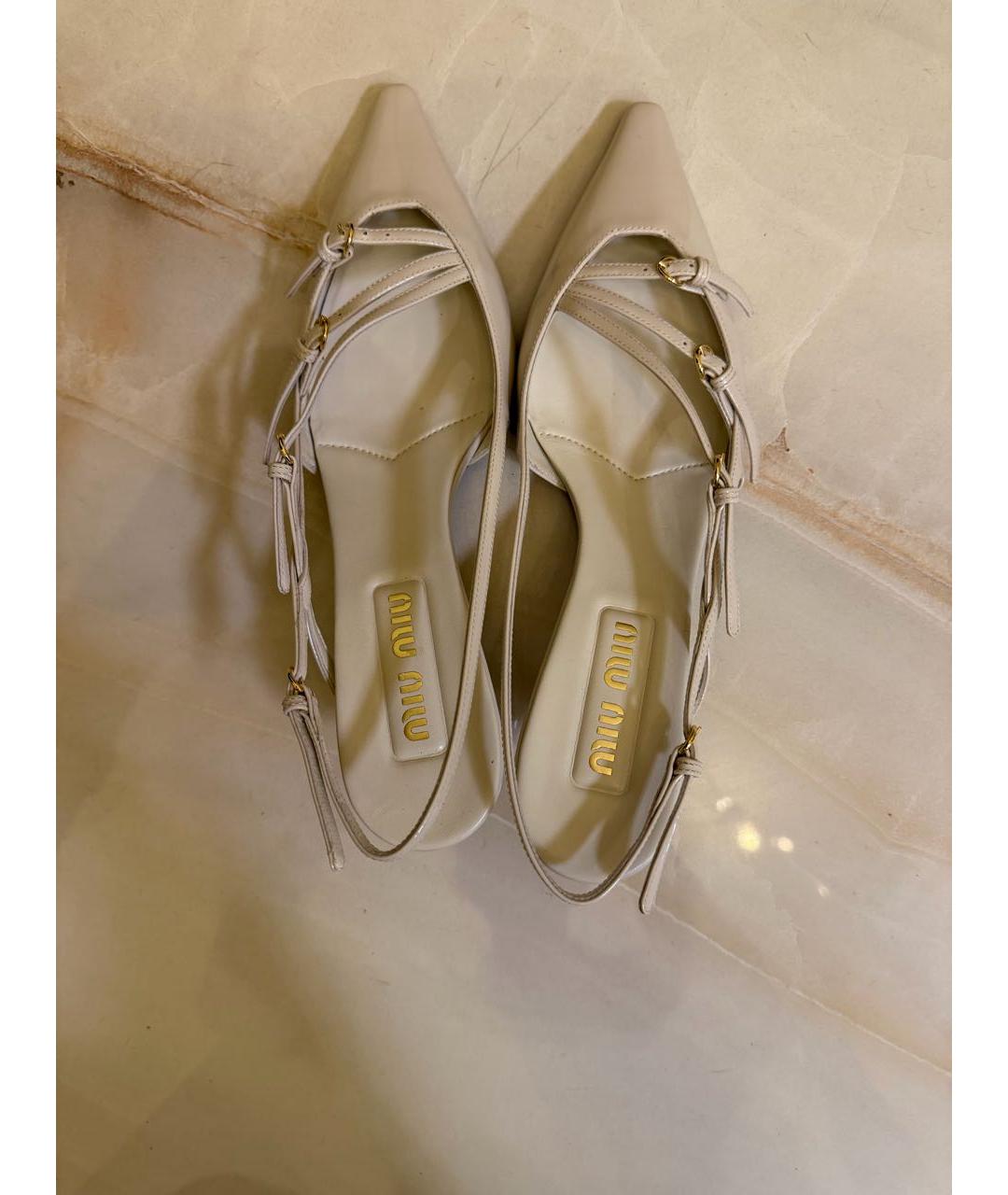 MIU MIU Бежевые лодочки на низком каблуке из лакированной кожи, фото 3