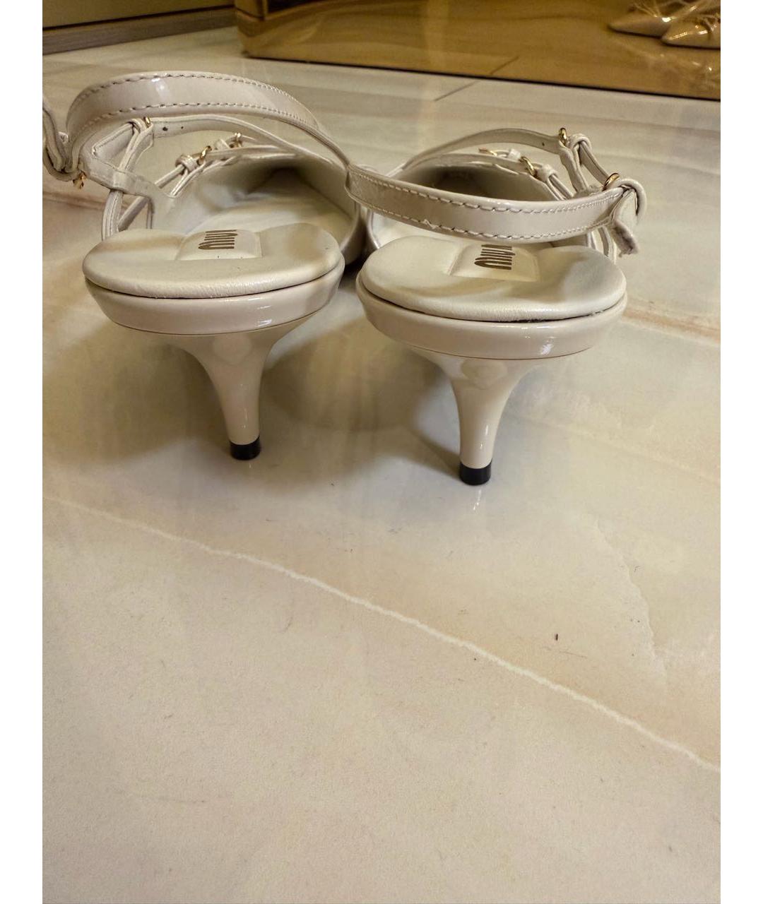 MIU MIU Бежевые лодочки на низком каблуке из лакированной кожи, фото 4