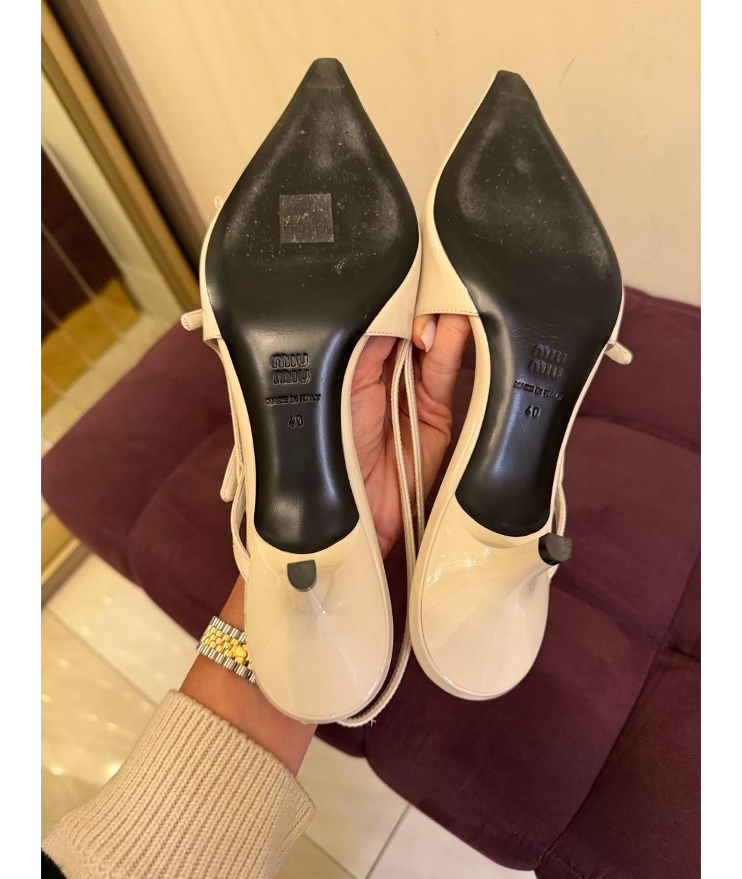 MIU MIU Бежевые лодочки на низком каблуке из лакированной кожи, фото 6