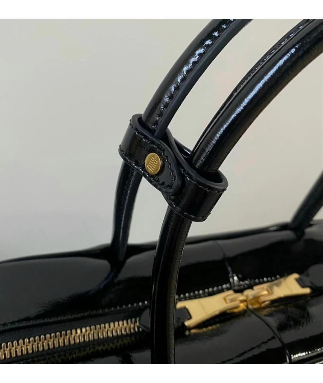 MIU MIU Черная сумка с короткими ручками из лакированной кожи, фото 7