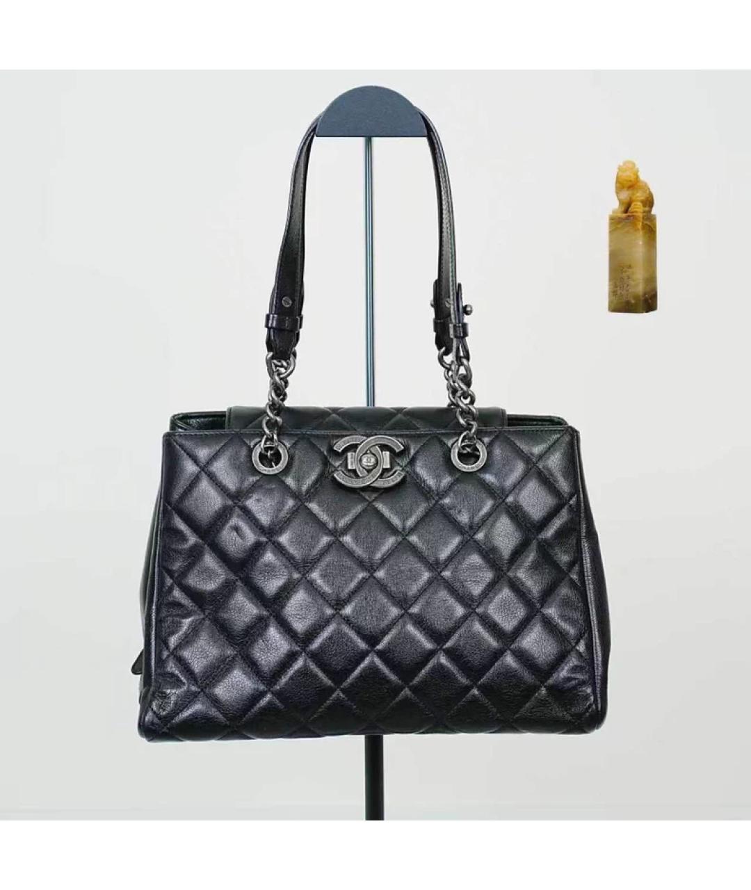 CHANEL Черная кожаная сумка с короткими ручками, фото 9