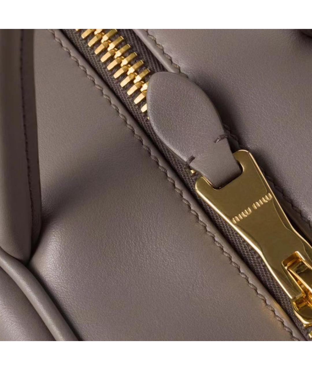 MIU MIU Серая кожаная сумка с короткими ручками, фото 4