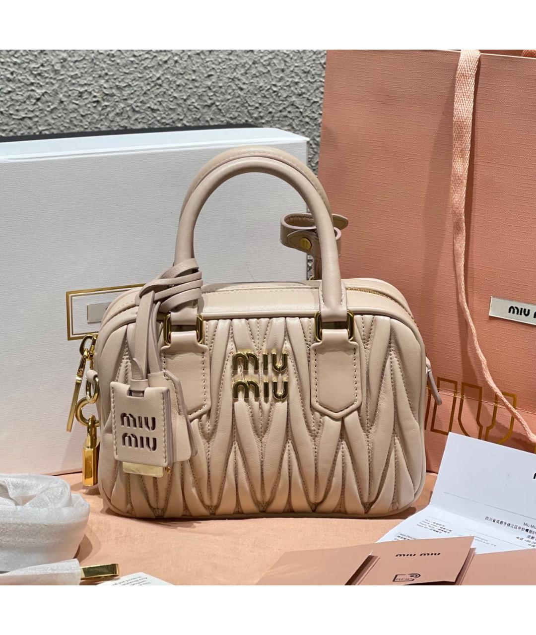 MIU MIU Бежевая кожаная сумка через плечо, фото 2