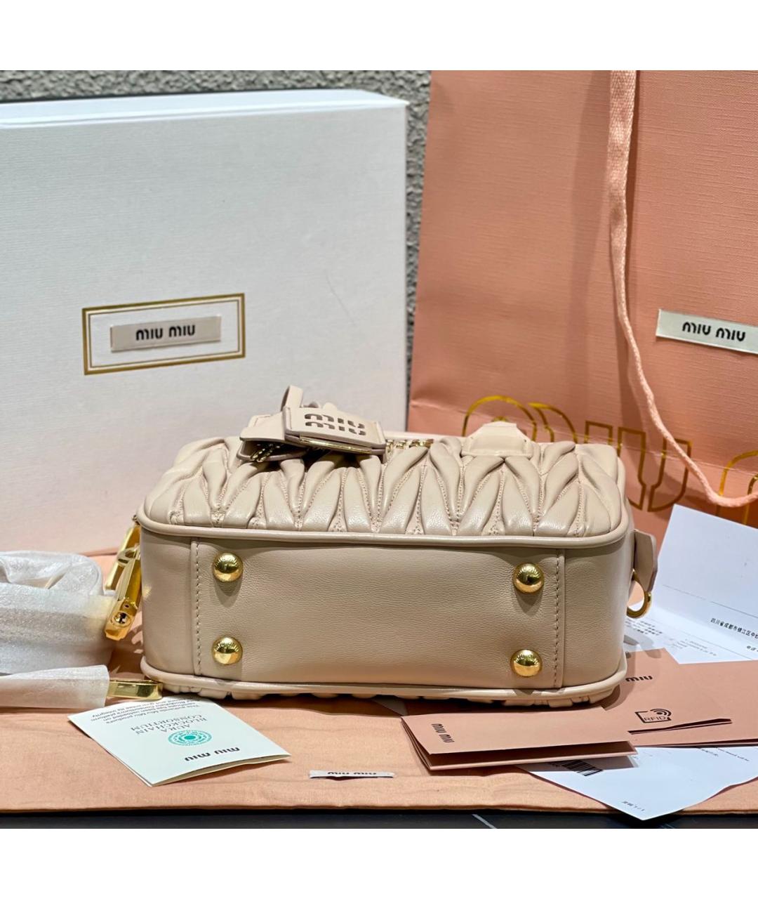 MIU MIU Бежевая кожаная сумка через плечо, фото 5