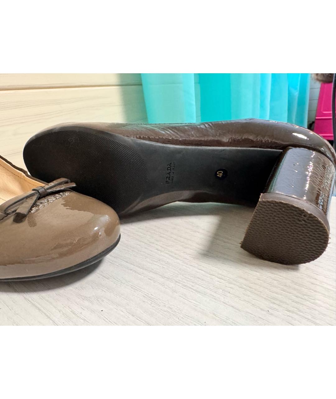 PRADA Бежевые туфли из лакированной кожи, фото 5