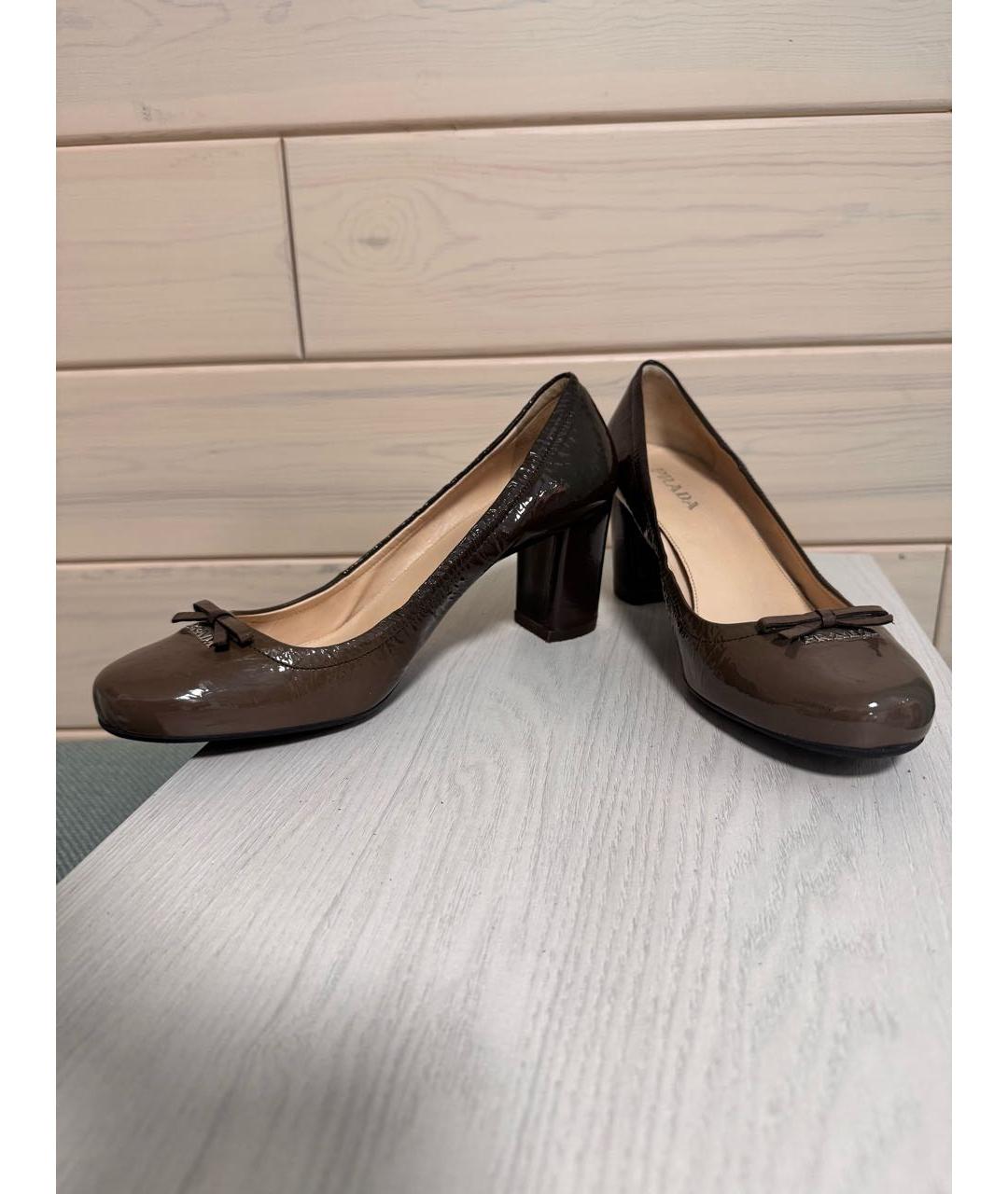 PRADA Бежевые туфли из лакированной кожи, фото 3