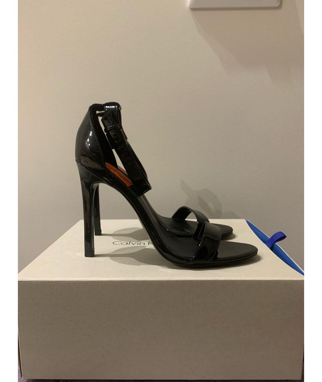 CALVIN KLEIN Черные босоножки из лакированной кожи, фото 6