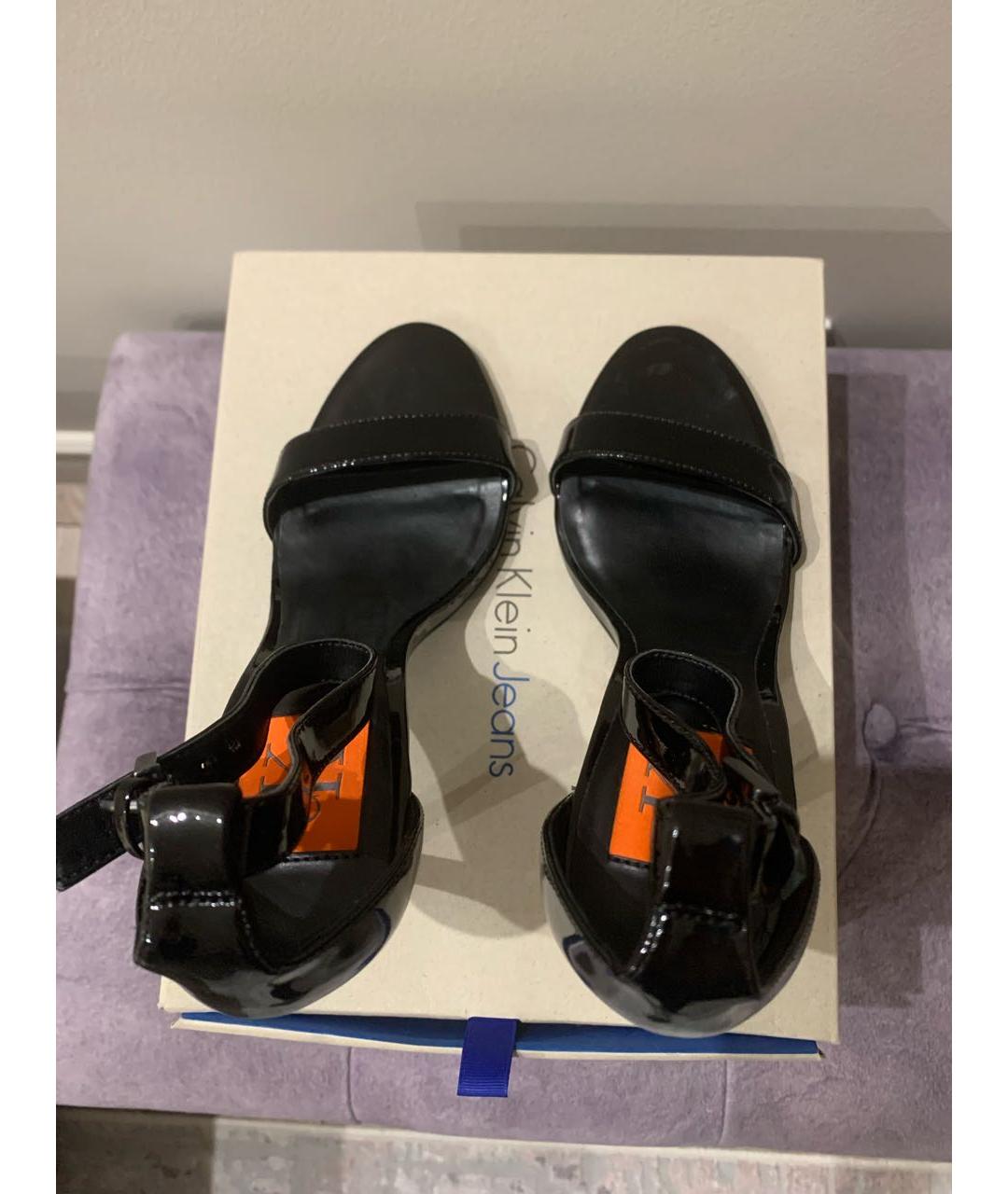 CALVIN KLEIN Черные босоножки из лакированной кожи, фото 3