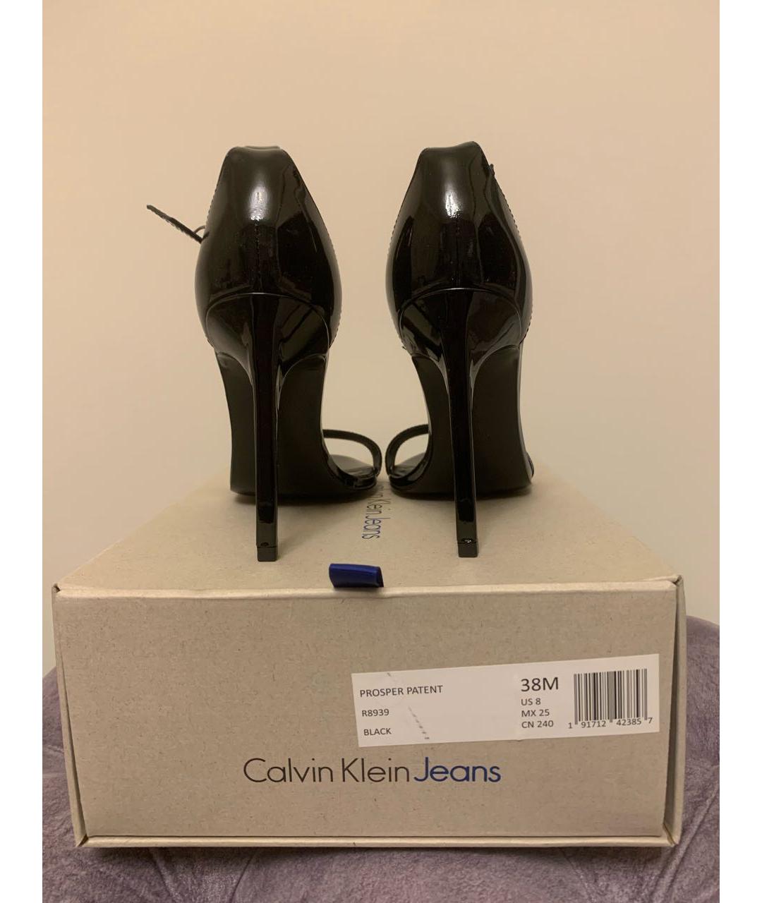 CALVIN KLEIN Черные босоножки из лакированной кожи, фото 4