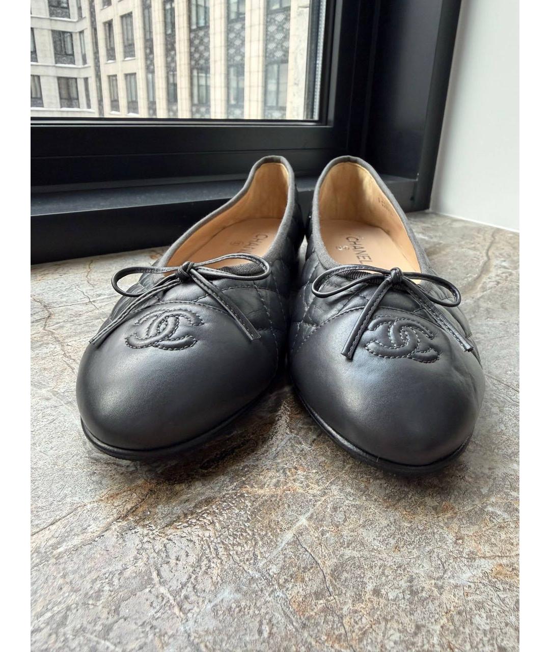 CHANEL Антрацитовые кожаные балетки, фото 2