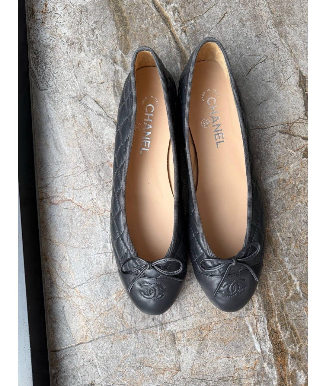 CHANEL Антрацитовые кожаные балетки, фото 3