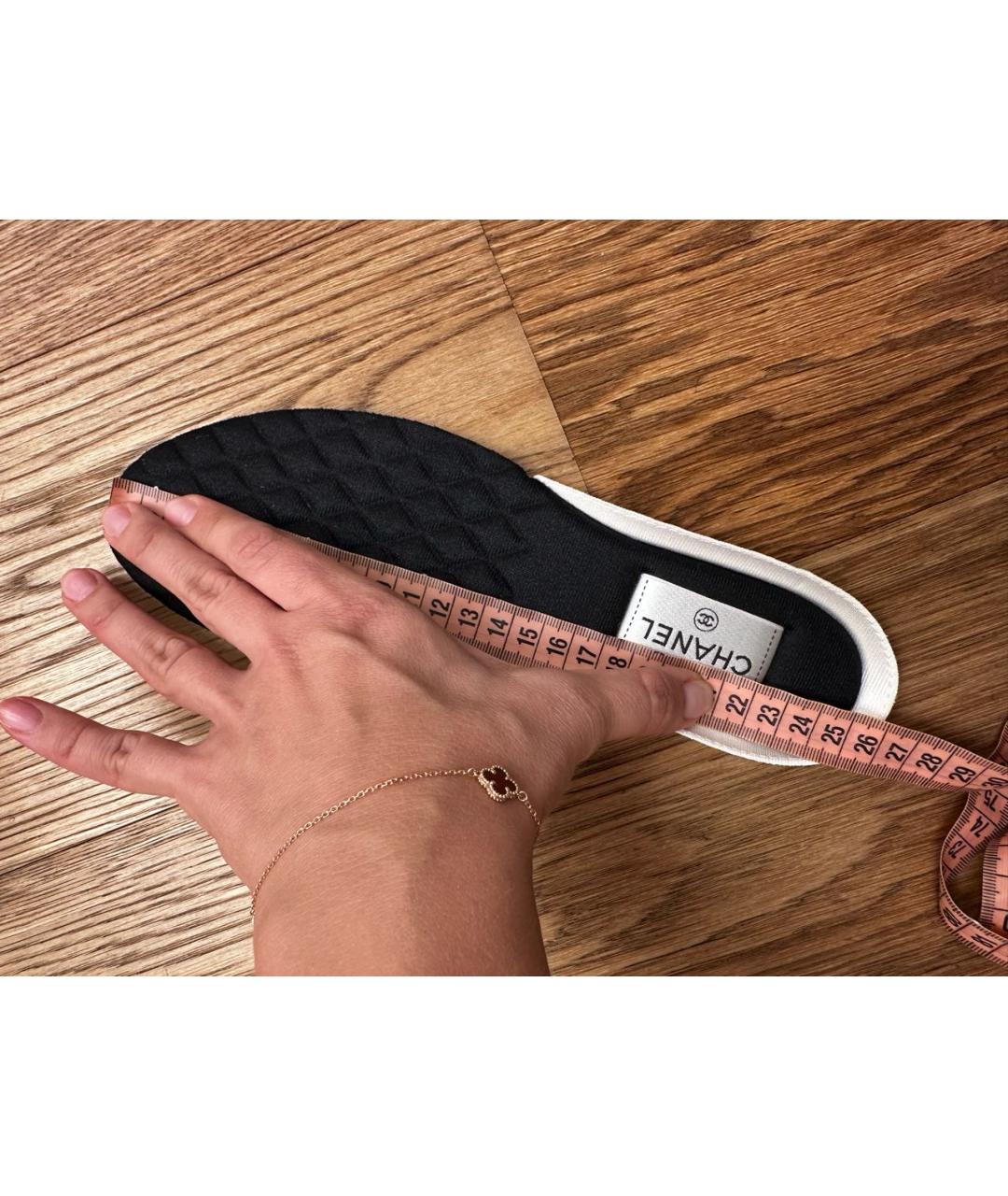 CHANEL Серебряные текстильные кроссовки, фото 5