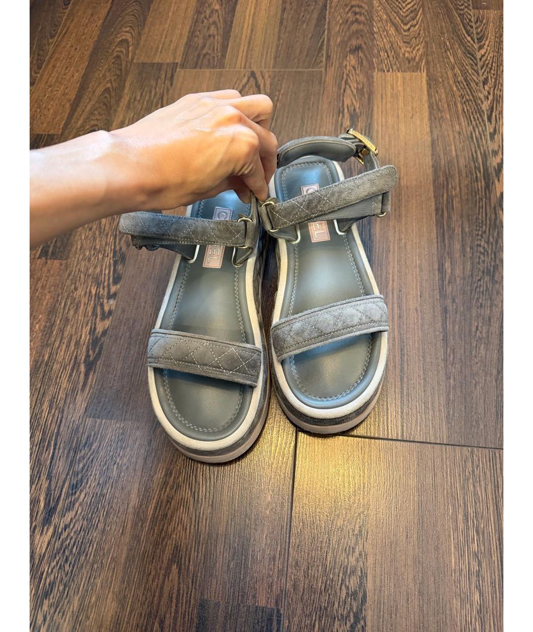 CHANEL Серые замшевые сандалии, фото 6