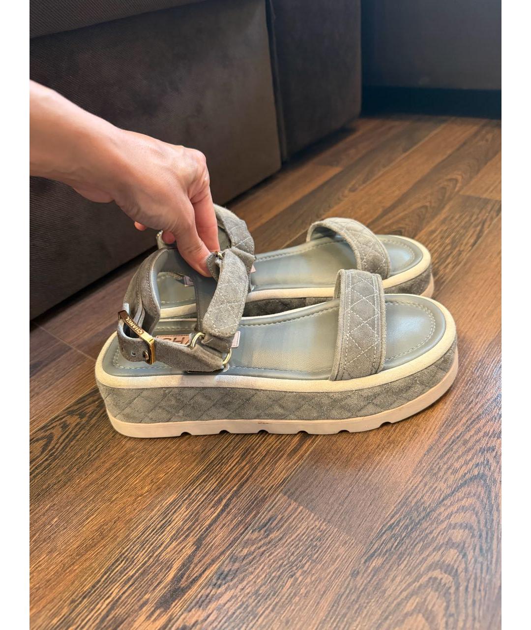 CHANEL Серые замшевые сандалии, фото 5