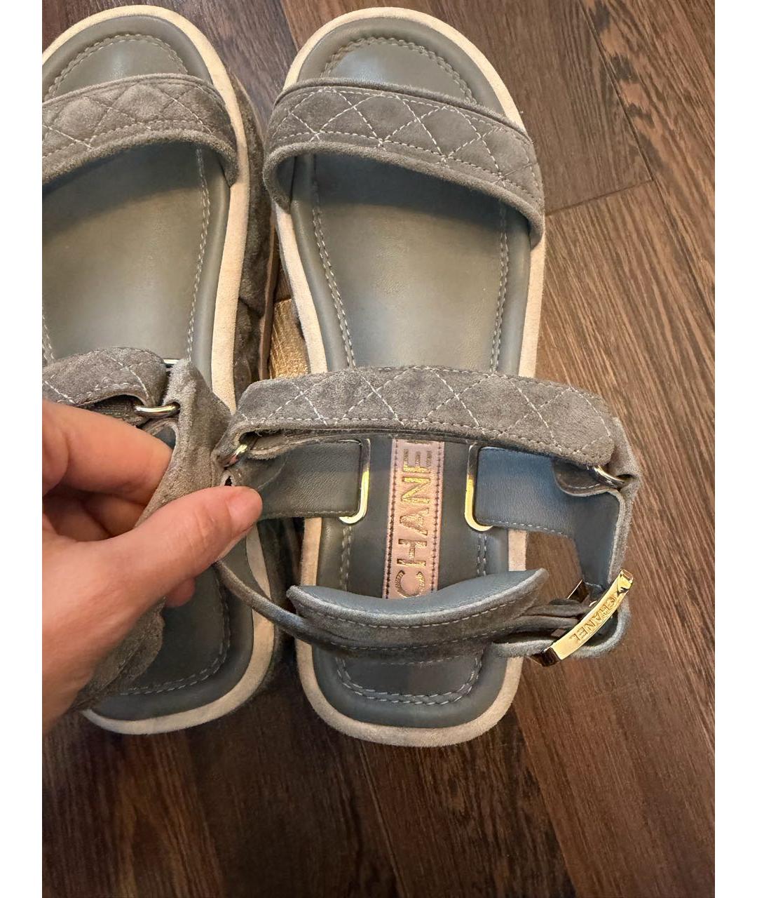 CHANEL Серые замшевые сандалии, фото 2