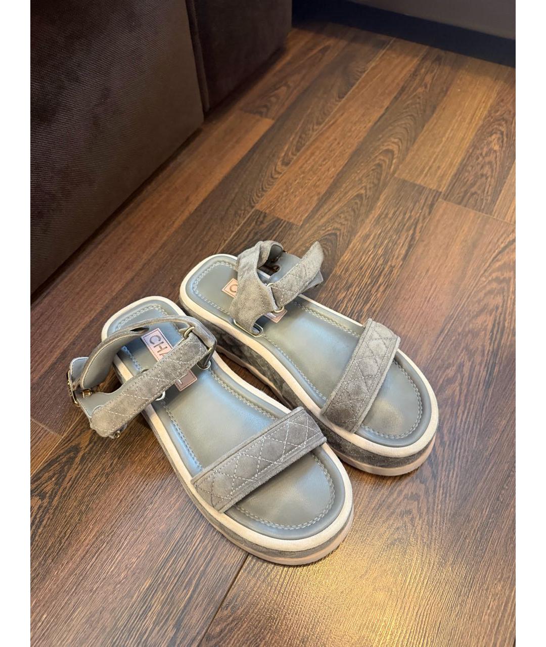 CHANEL Серые замшевые сандалии, фото 4