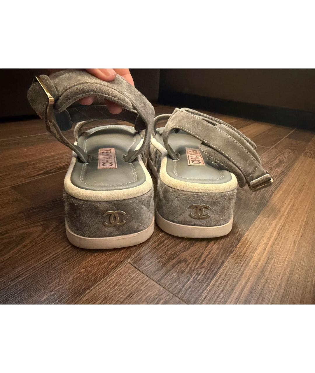 CHANEL Серые замшевые сандалии, фото 3