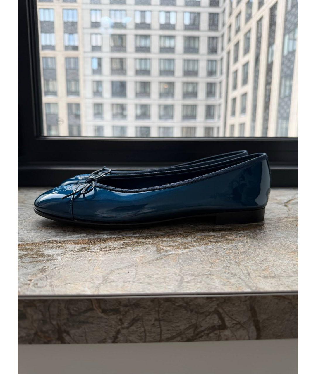 CHANEL Темно-синие балетки из лакированной кожи, фото 6