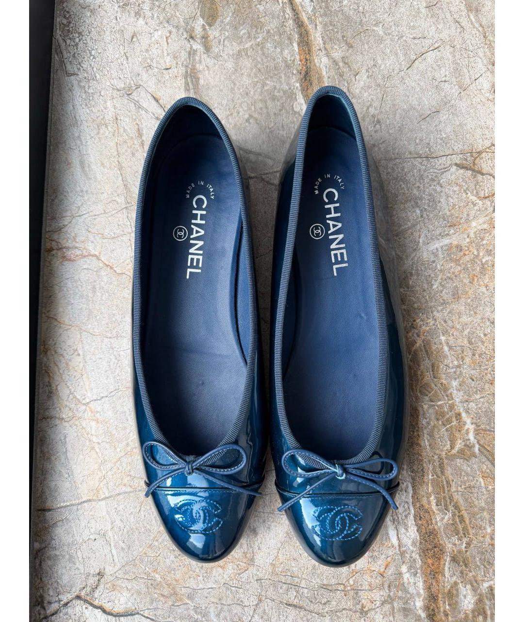 CHANEL Темно-синие балетки из лакированной кожи, фото 3