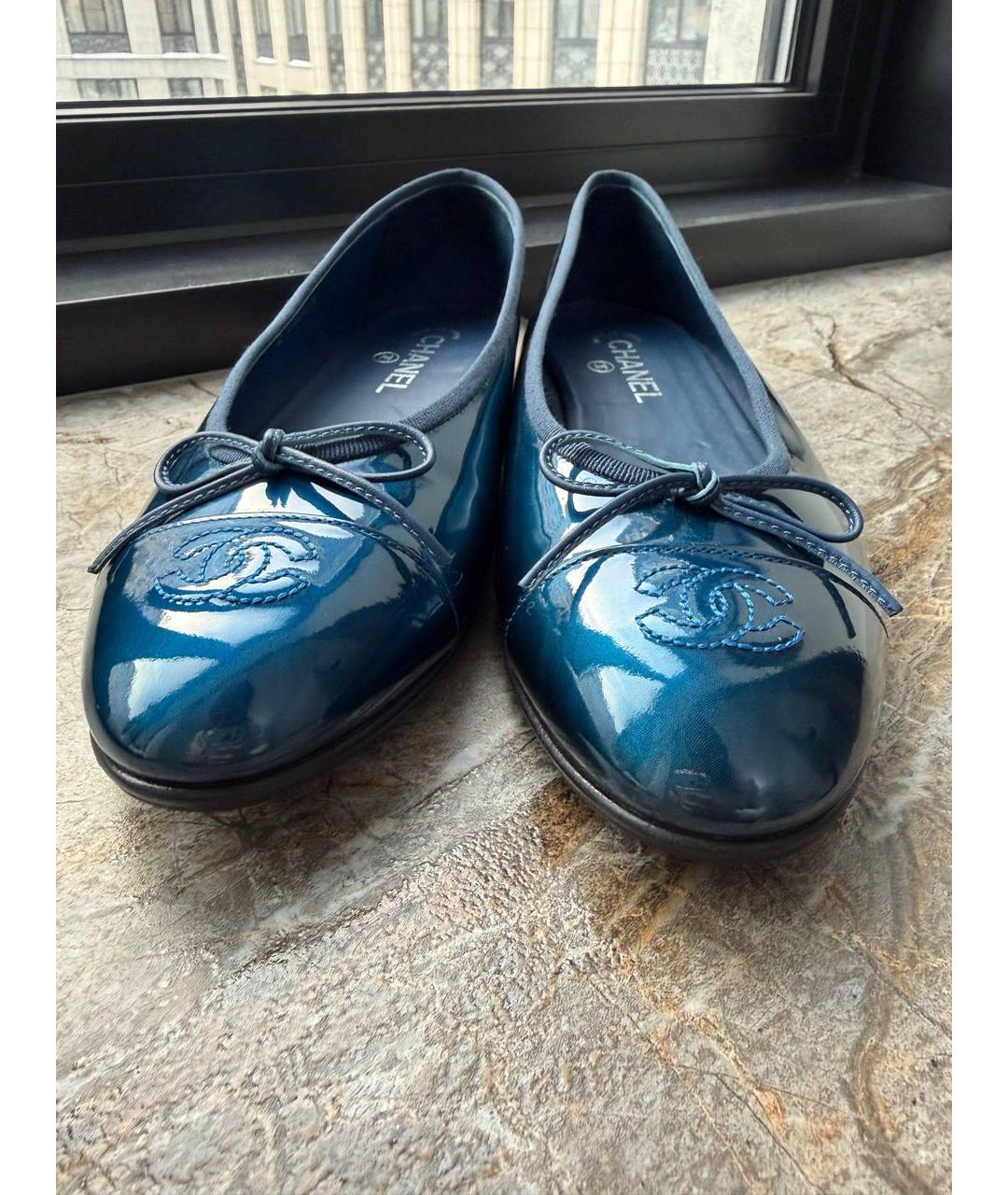 CHANEL Темно-синие балетки из лакированной кожи, фото 2