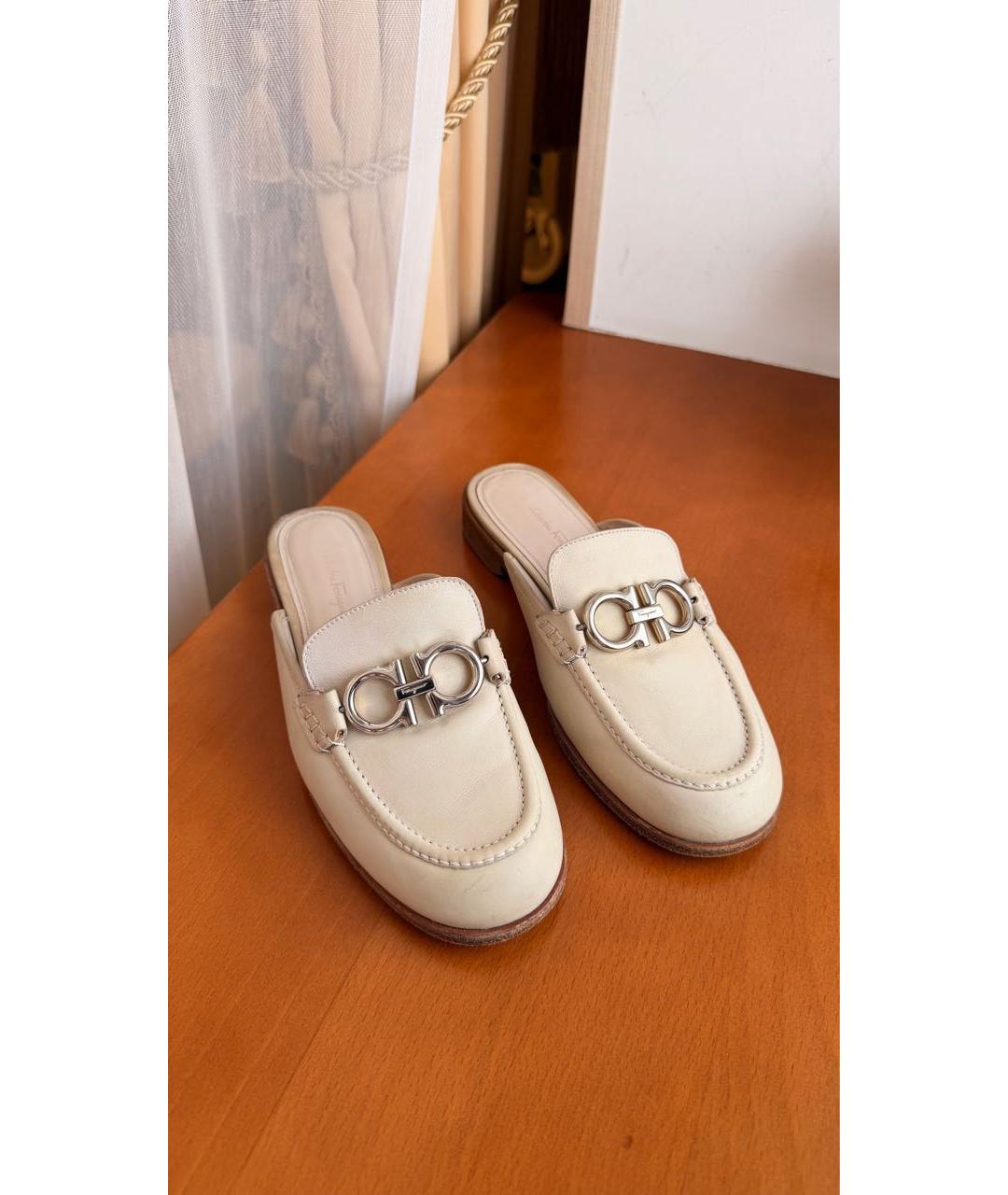 FERRAGAMO Бежевые кожаные мюли, фото 2