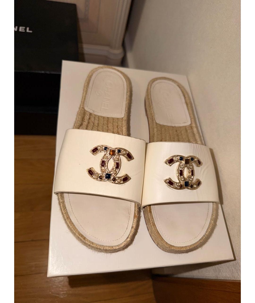 CHANEL Белые кожаные шлепанцы, фото 2