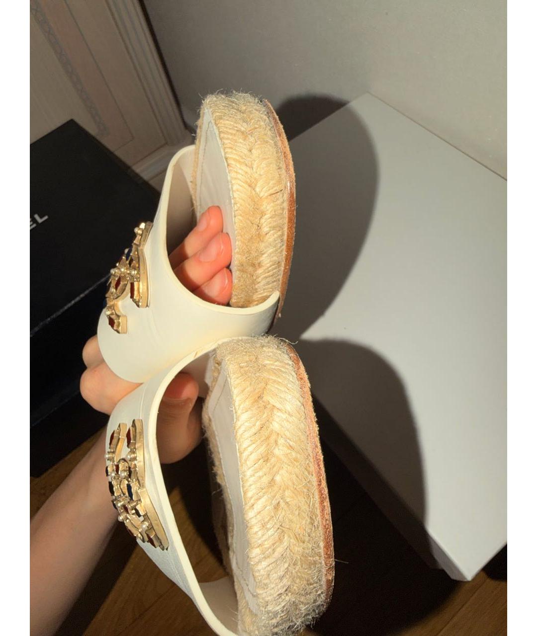 CHANEL Белые кожаные шлепанцы, фото 6