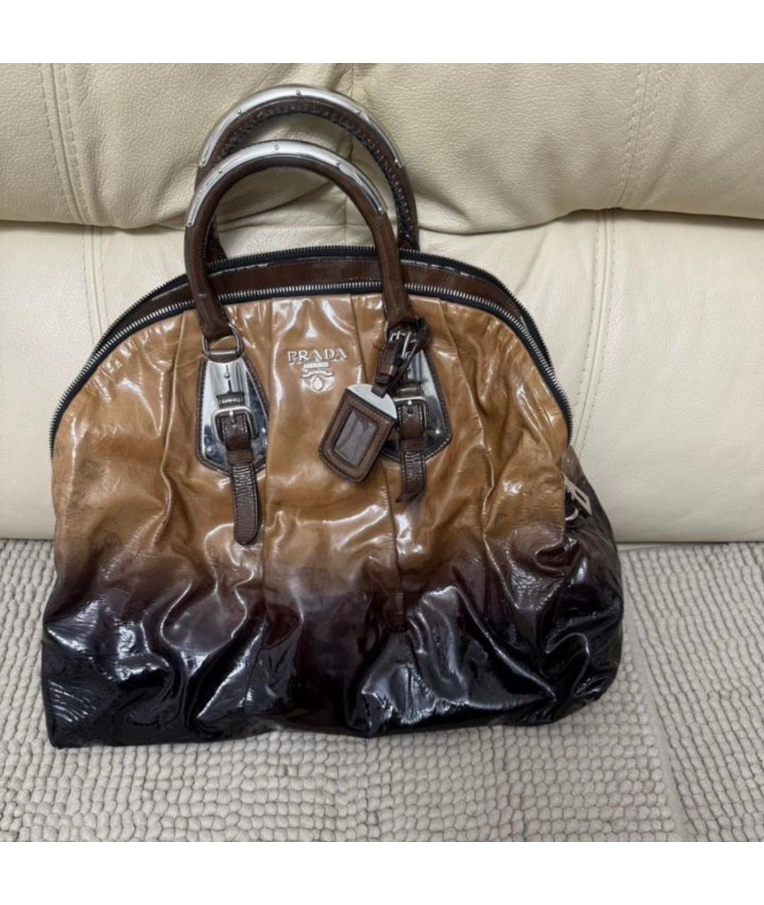 PRADA Коричневая сумка с короткими ручками из лакированной кожи, фото 2