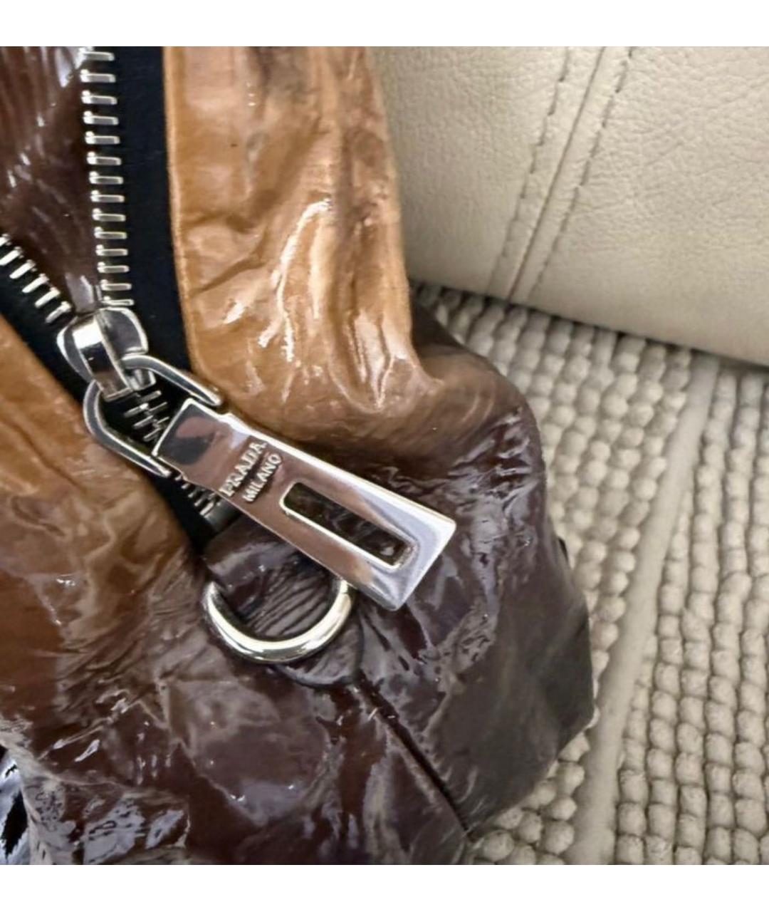 PRADA Коричневая сумка с короткими ручками из лакированной кожи, фото 5