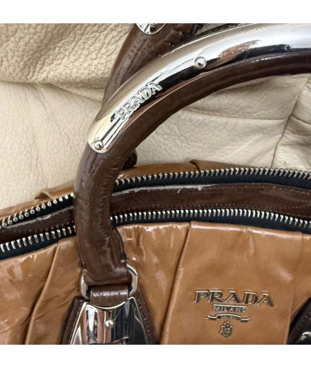 PRADA Коричневая сумка с короткими ручками из лакированной кожи, фото 7