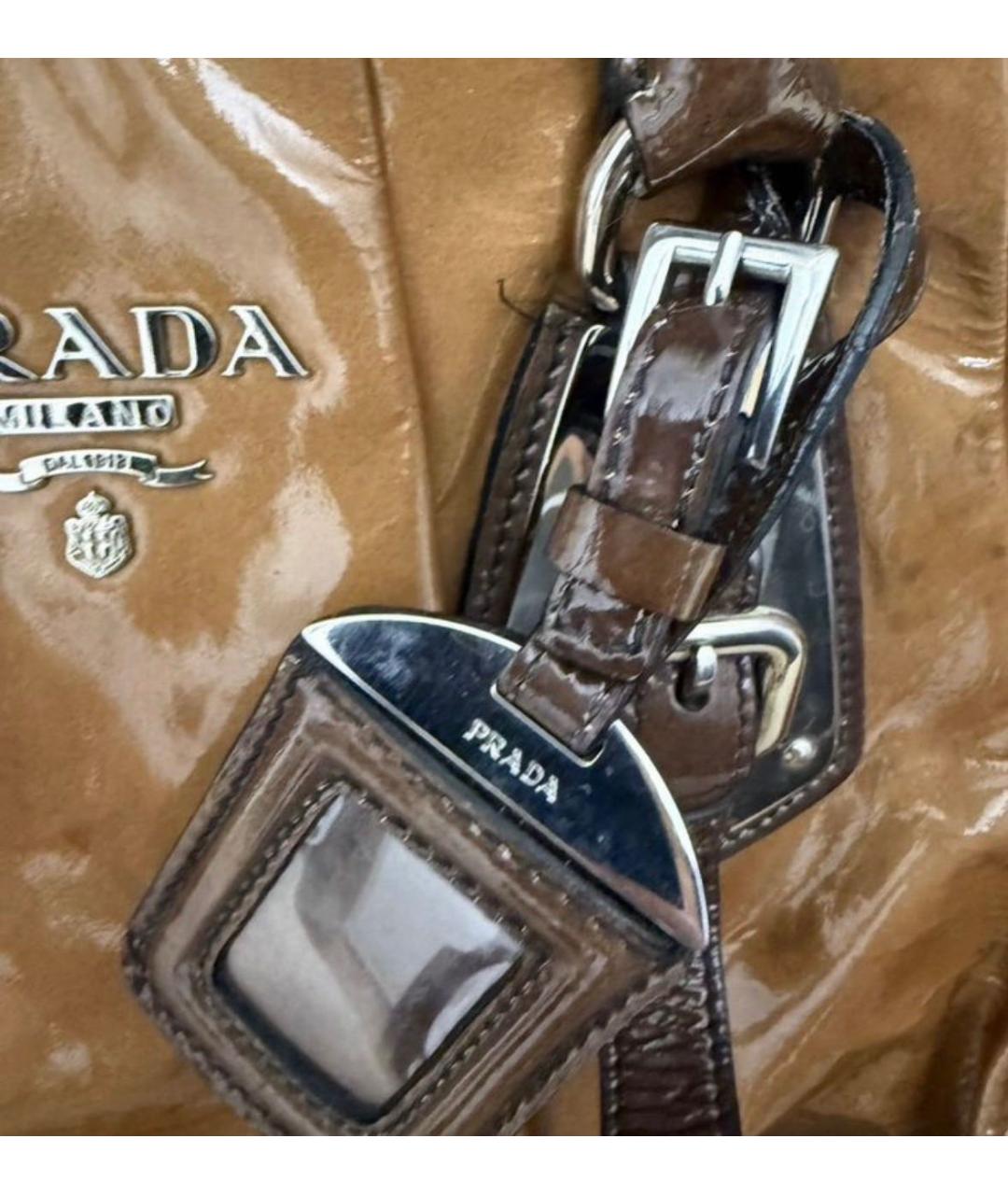 PRADA Коричневая сумка с короткими ручками из лакированной кожи, фото 6