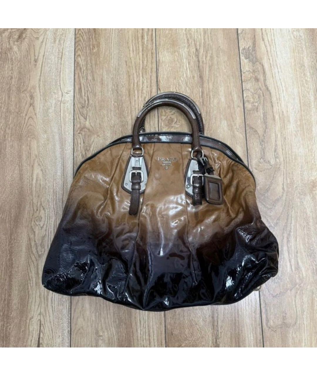 PRADA Коричневая сумка с короткими ручками из лакированной кожи, фото 8