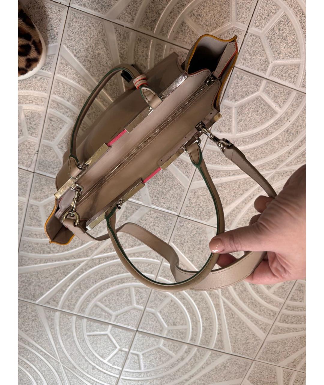 FENDI Бежевая кожаная сумка с короткими ручками, фото 3